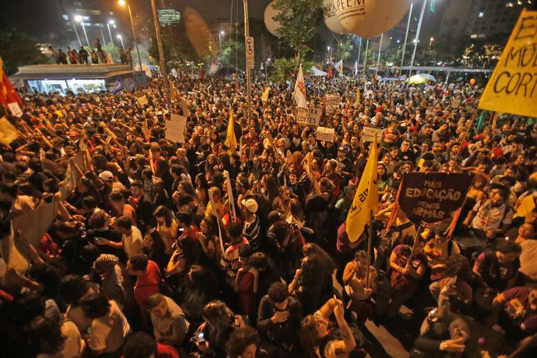 Manifestantes se concentram no Largo da Batata, na zona oeste de São Paulo, nesta quinta- feira, 30, para ato que irá em direção ao vão do Museu de Arte Moderna de São Paulo (MASP), na Avenida Paulista, em protesto contra o contingenciamento de 30% do orçamento dos gastos discricionários para a educação proposto pelo ministro da Educação, Abraham Weintraub. É o segundo ato dos estudantes contra a proposta do governo de Jair Bolsonaro, reiterando as pautas apresentadas no último dia 15 de maio e uma resposta às manifestações a favor das reformas realizadas no domingo, 26.