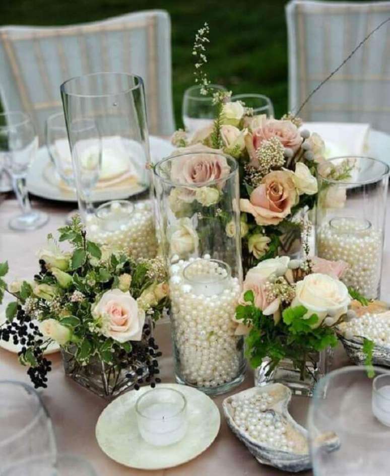 7. Invista em arranjos com flores e pérolas para a decoração bodas de pérola – Foto: Wedding Ideas