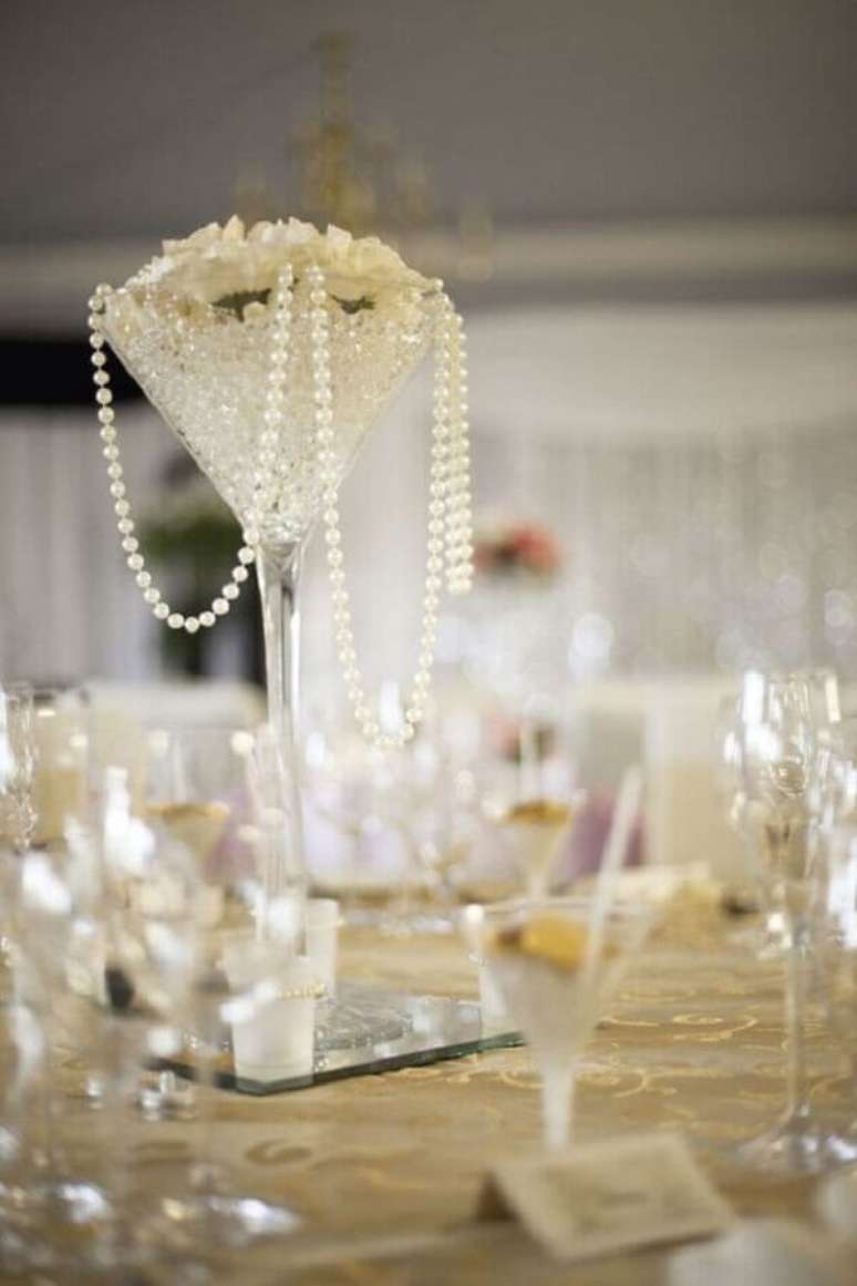 8. Arranjo com pérolas e rosas brancas para decoração bodas de pérola – Foto: Hasshe