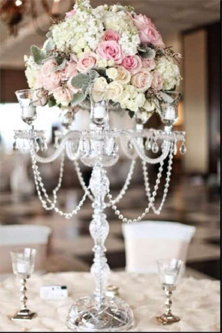 10. Arranjo com flores são essenciais para um toque delicado e romântico na decoração bodas de pérola festa – Foto: Wedding Ideas