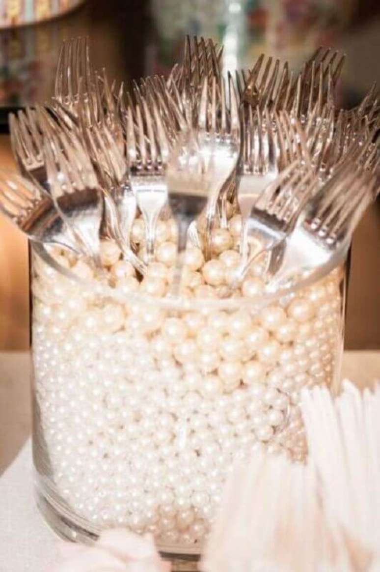 13. Invista em um recipiente cheio de pérolas para acomodar talheres na sua festa de bodas de pérola – Foto: We Heart It