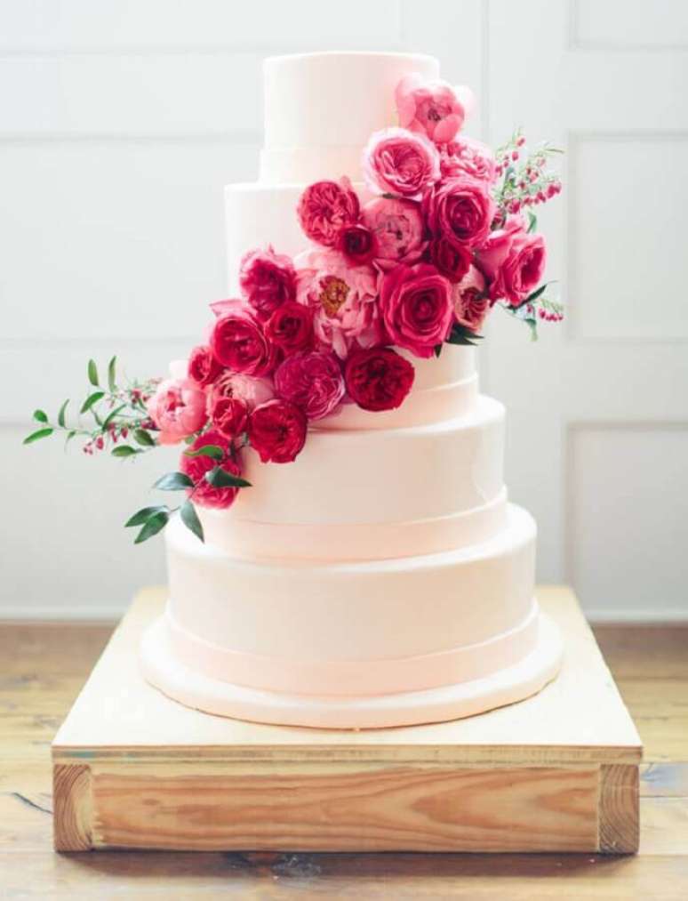 17. Lindo bolo bodas de pérola decorado com flores rosa – Foto: Weddbook