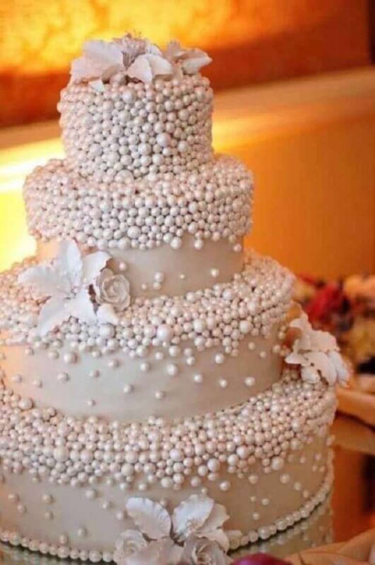 18. Um exemplo de bolo bodas de pérolas decorados com muitas pérolas – Foto: Pinterest