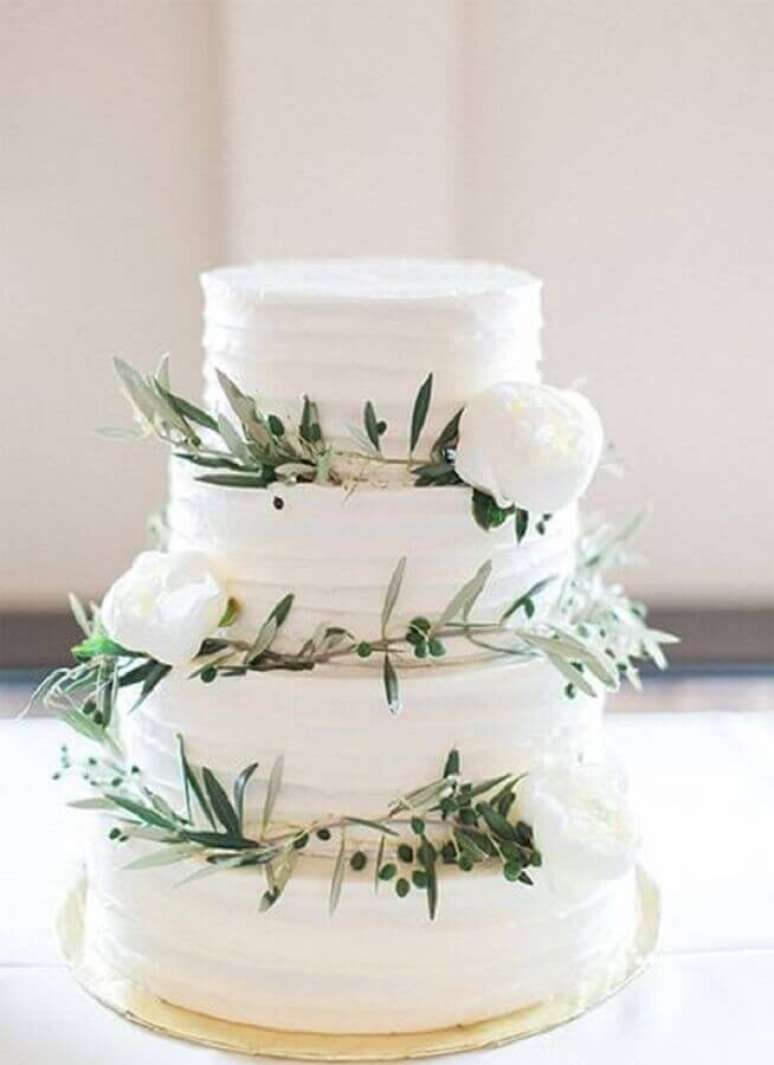 19. Quer investir em uma decoração diferente para o seu bolo bodas de pérola? Utilize raminhos de flores – Foto: Pinterest