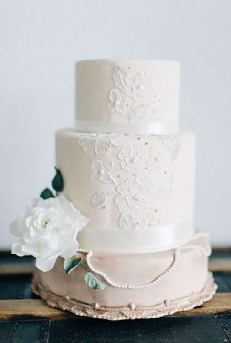 20. Rendas também dão um toque delicado e romântico na decoração do bolo bodas de pérola – Foto: Brides