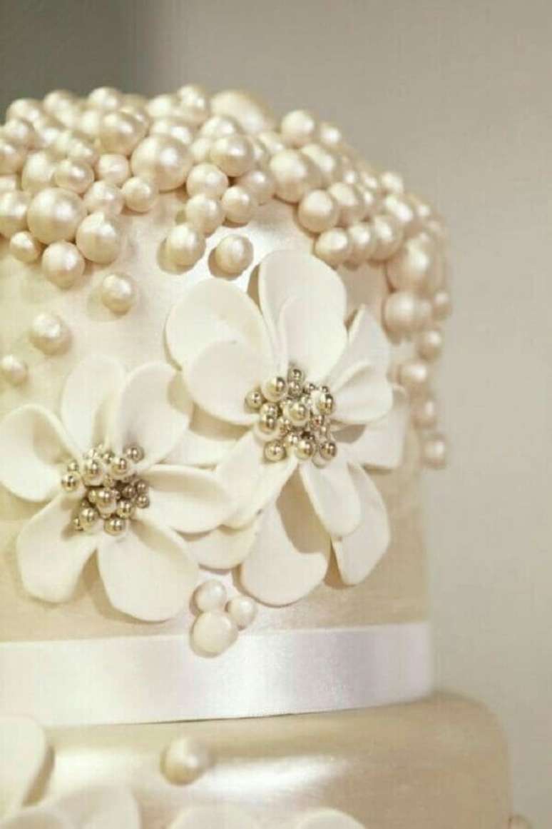16. Invista em muitas pérolas para a decoração do seu bolo bodas de pérola – Foto: Weddbook