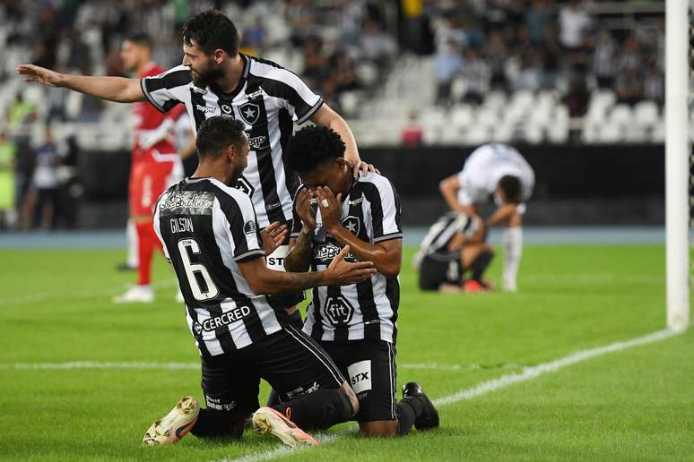 Gustavo Bochecha, do Botafogo, comemora o seu gol em partida contra o Sol de América, do Paraguai, válida pela segunda fase da Copa Sul-Americana, no estádio Engenhão, no Rio de Janeiro, nesta quarta-feira, 29.
