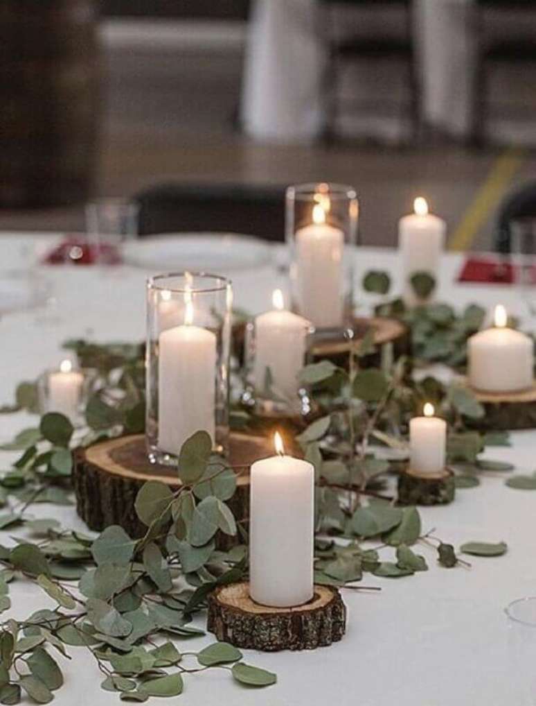 32. Decoração com folhagens e velas sobre madeira rústica para bodas de pérola festa – Foto: Casamentos