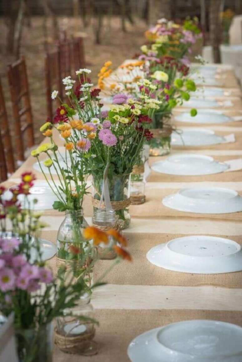 38. Decoração simples e delicada com arranjos de flores para bodas de pérola – Foto: Blog da Tetê