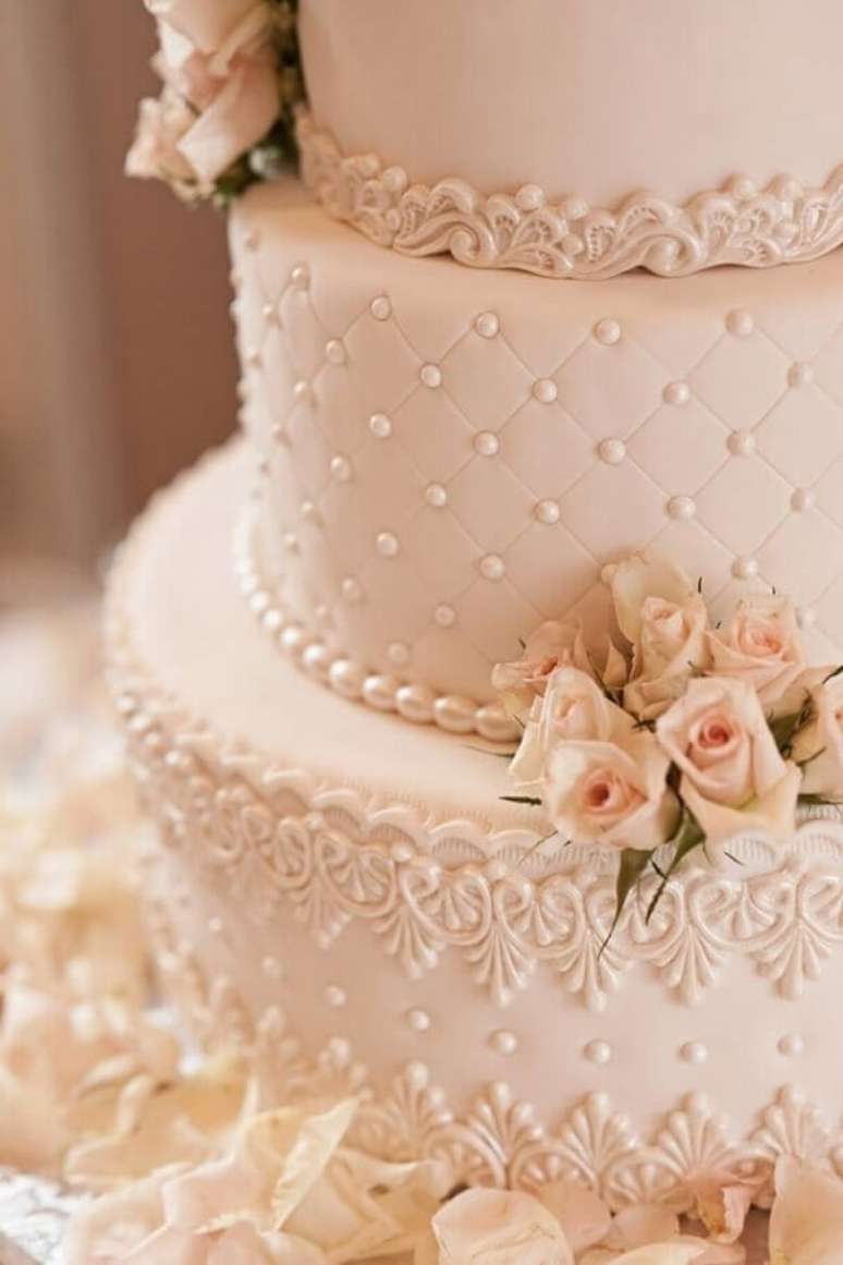 41. Detalhes delicados para bolo bodas de pérola – Foto: Casamentos