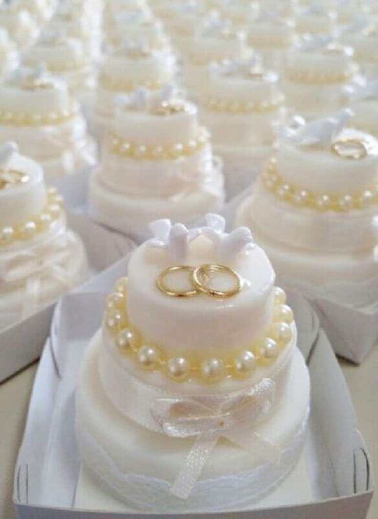 46. Lindos docinhos personalizados com pequenas pérolas para decoração de mesa de bodas de pérola – Foto: Pinterest
