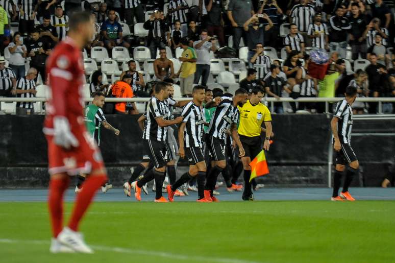 Cícero marca gol durante Botafogo (BRA) x Sol de America (PAR), partida válida pela Copa Sul-Americana, realizada no estádio Nilton Santos, localizado na cidade do Rio de Janeiro, nesta quarta-feira (29).