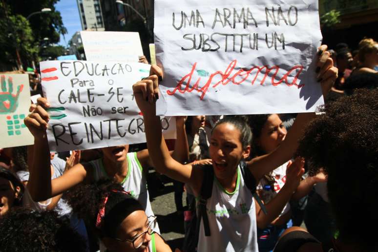 Contra armamento e pela educação, jovem segura cartaz, durante manifestação contra cortes de verbas da Educação, que reuniu alunos e professores de universidades, na Avenida 7 de Setembro, em caminhada protesto do Campo Ggrande à Praça Castro Alves, em Salvador, Bahia.