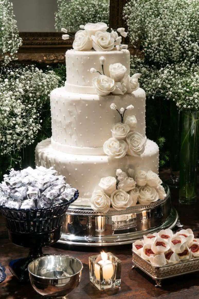 54. Lindo bolo bodas de pérola decorado com flores brancas e pequenas pérolas delicadas – Foto: Blog La Pequetita