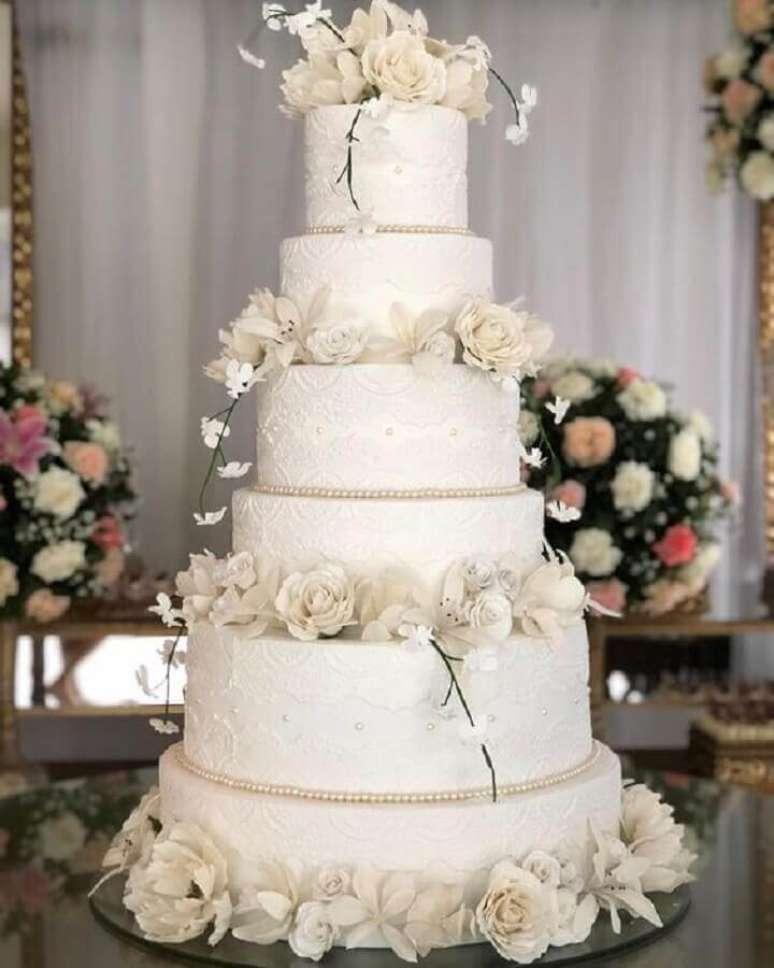 55. Lindo bolo bodas de pérola decorado com flores brancas e rendas – Foto: Michelle Garibay Events