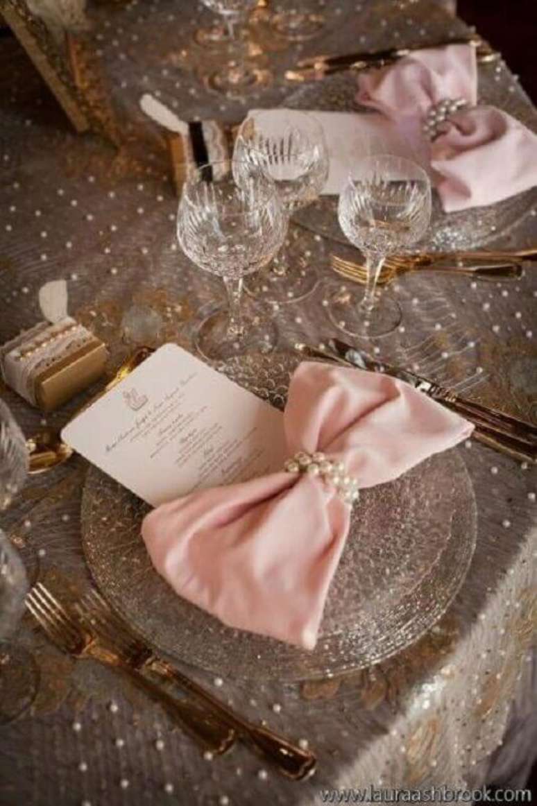 56. Mesa decorada em tons de rosa e dourado para bodas de pérola – Foto: Pinterest