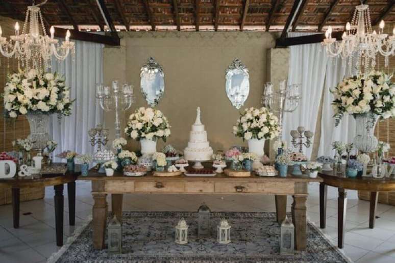 57. Mesa decorada para festa de bodas de pérola – Foto: Guia Noiva