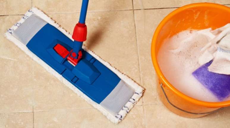 3. Como limpar piso porcelanato misture detergente neutro com água. Fonte: Decorando tudo