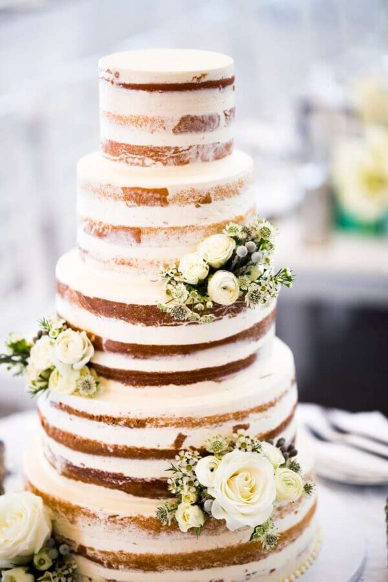 59. Naked cake está em alta e é uma boa opção de bolo bodas de pérola – Foto: Inside Weddings