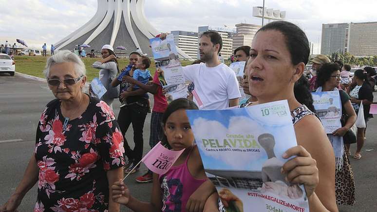 Manifestantes protestam em 2018 contra o aborto enquanto STF e Congresso vão para lados opostos no debate sobre o tema