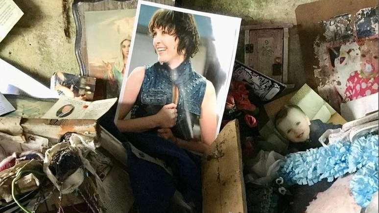 Alan preparou uma caixa para que colocassem ora&ccedil;&otilde;es, desejos e inten&ccedil;&otilde;es para deixar no po&ccedil;o de St. Brigid, junto com uma foto de uma sorridente Allison