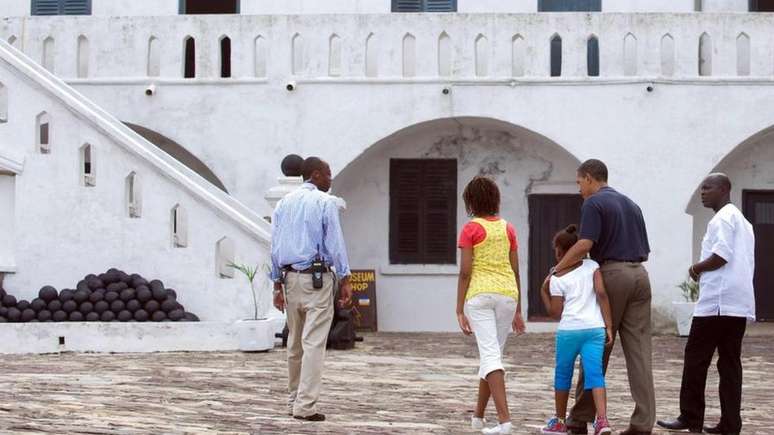 O ex-presidente e as filhas dele durante viagem a Gana
