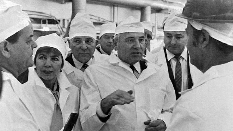O ex-presidente soviético Mikhail Gorbachev (ao centro) e sua esposa Raisa Gorbacheva (à esq.) visitaram a usina em 1989