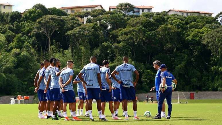 Renato Gaúcho conversa com o elenco antes de treino em Salvador