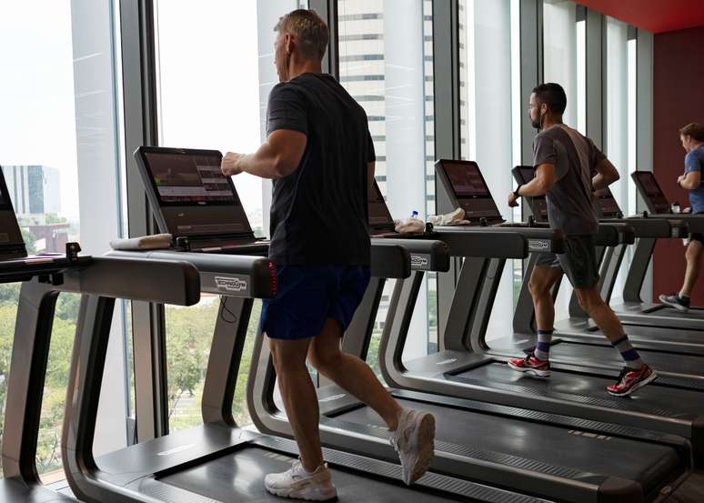 Homens se exercitam em academia
05/03/2019
REUTERS/Loriene Perera