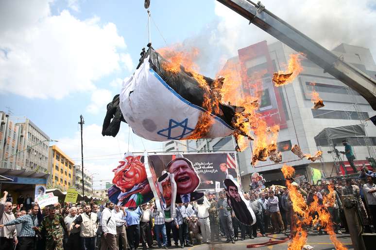 Iranianos queimam bandeira de Israel durante marcha do "Dia de Quds (Jerusalém)" em Teerã
31/05/2019
Meghdad Madali/Agência Tasnim/via REUTERS