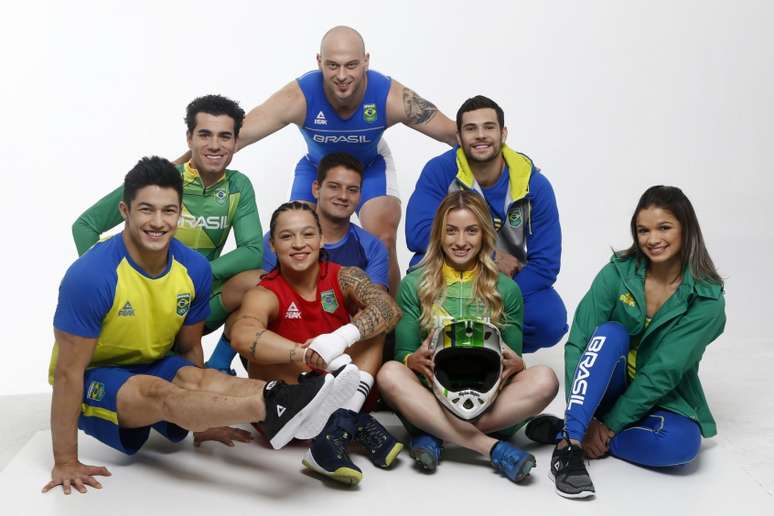 Atletas posam com os uniformes do Time Brasil para o Pan de Lima (Foto: Divulgação/COB)