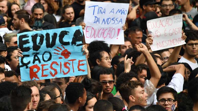 Manifestações contra contingenciamentos na Educação é sintoma de reação da sociedade civil ao momento atual