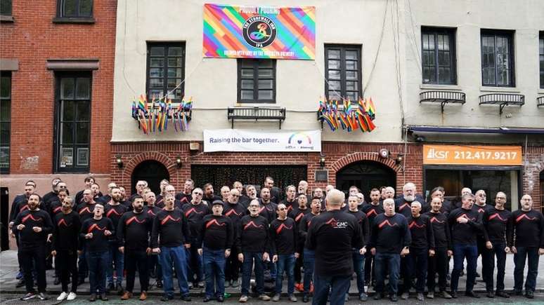 Coral de homens gay de S&atilde;o Francisco se apresenta em frente ao Stonewall Inn em Nova York