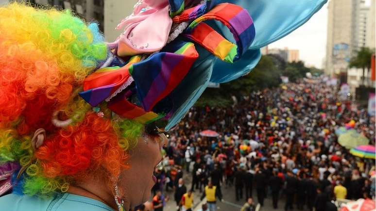A Parada do orgulho LGBT de São Paulo reúne milhões de pessoas; neste ano, o evento homenageará os 50 anos da revolta de Stonewall