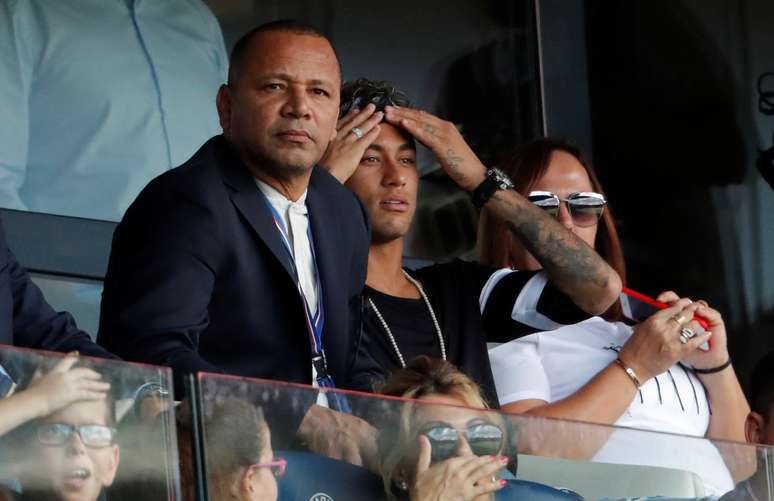 Neymar pai e Neymar assistem a jogo do Paris Saint Germain