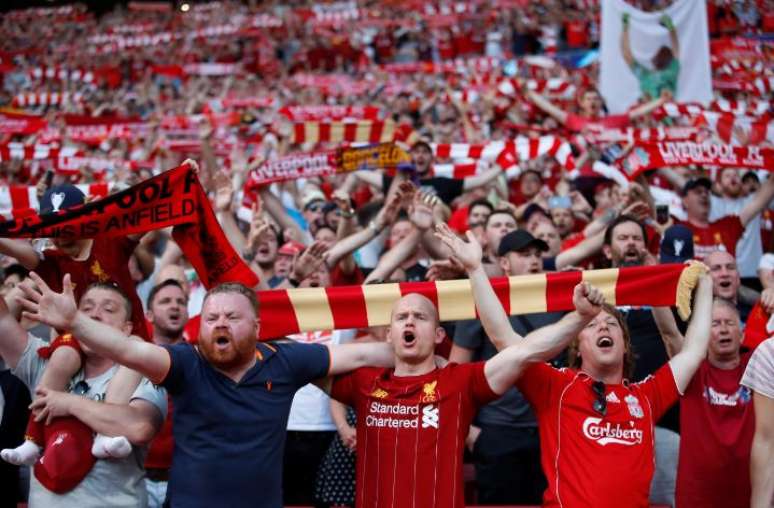 Fãs do Liverpool dentro do estádio