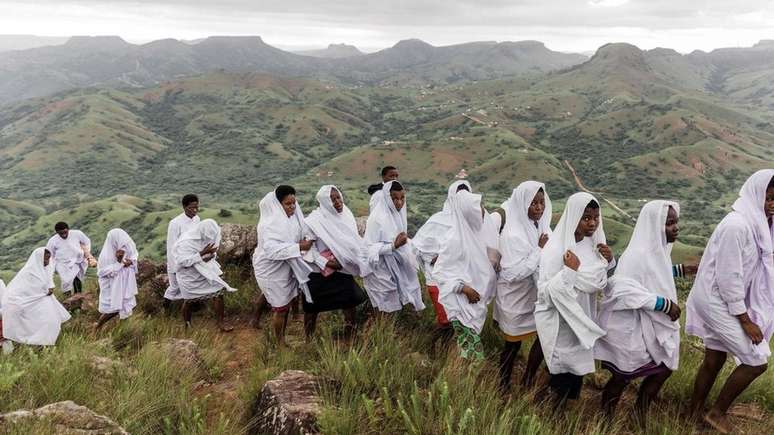 Seguidores da Igreja Batista de Nazar&eacute; escalam a Montanha sagrada de Nhlangakazi. Cren&ccedil;as e rituais religiosos ajudam a unir grupos de pessoas