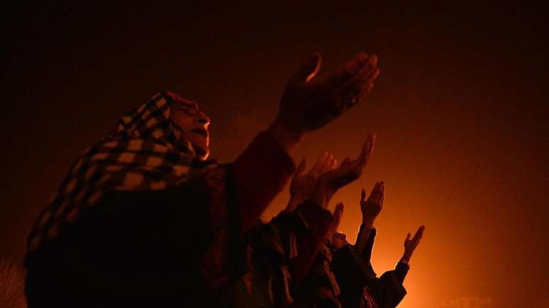 Mu&ccedil;ulmanos da Cashemira celebram o Eid-e-Milad-un-Nabi, o anivers&aacute;rio do profeta