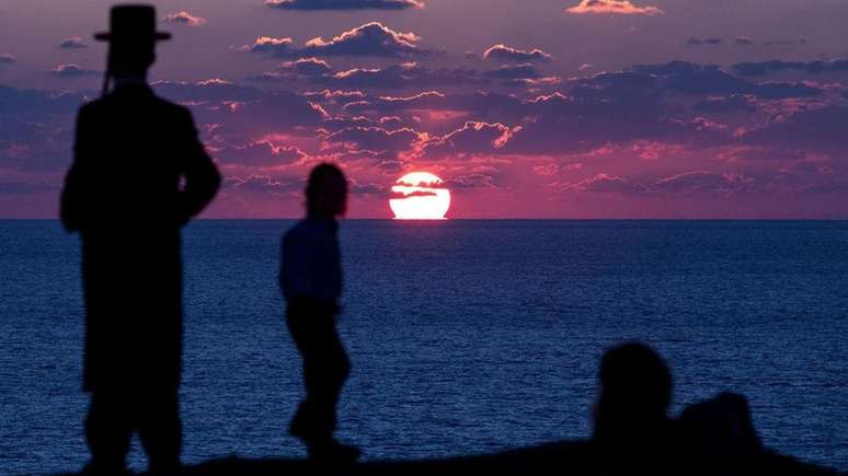 Judeus ultraortodoxos participam de um ritual Tashlich, durante o qual os pecados s&atilde;o jogados na &aacute;gua para os peixes