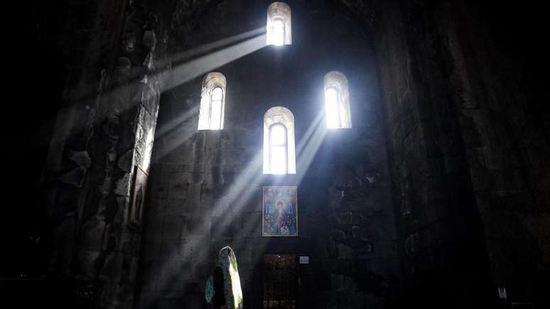 As religi&otilde;es de hoje podem parecer muito distantes de suas origens antigas, mas assim como todos os comportamentos, est&atilde;o profundamente imersas na hist&oacute;ria da evolu&ccedil;&atilde;o