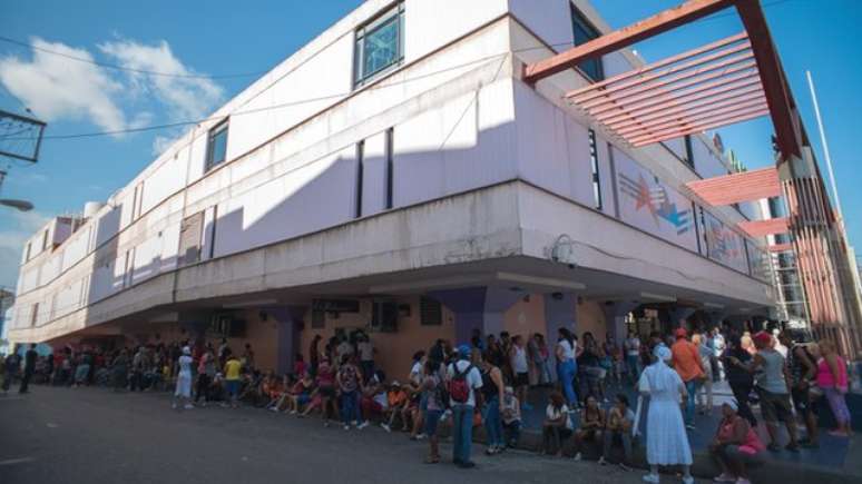 Segundo o jornal cubano independente 'El Estornudo', a pol&iacute;cia prendeu quem tirou fotos das filas nos supermercados, como aconteceu com o autor desta imagem