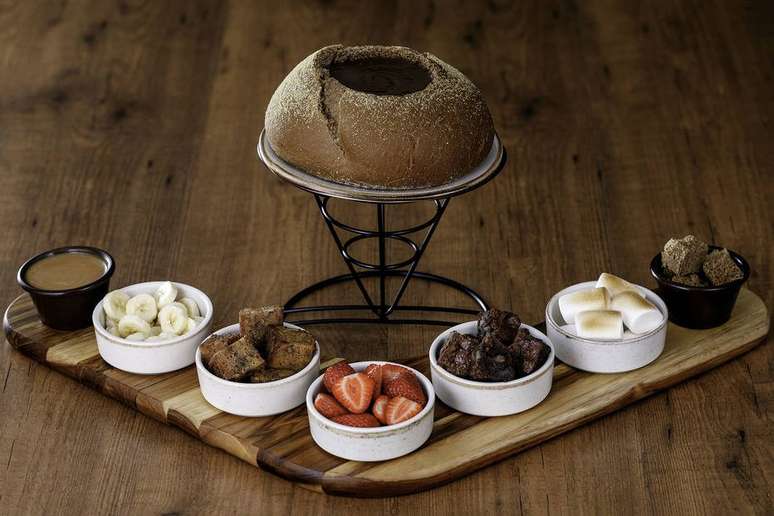 O fondue doce do Outback vem com a calda de chocolate original do Chocolate Thunder From Down Under.