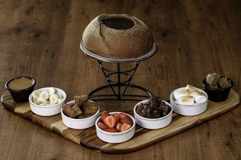 O fondue doce do Outback vem com a calda de chocolate original do&nbsp;Chocolate Thunder From Down Under.