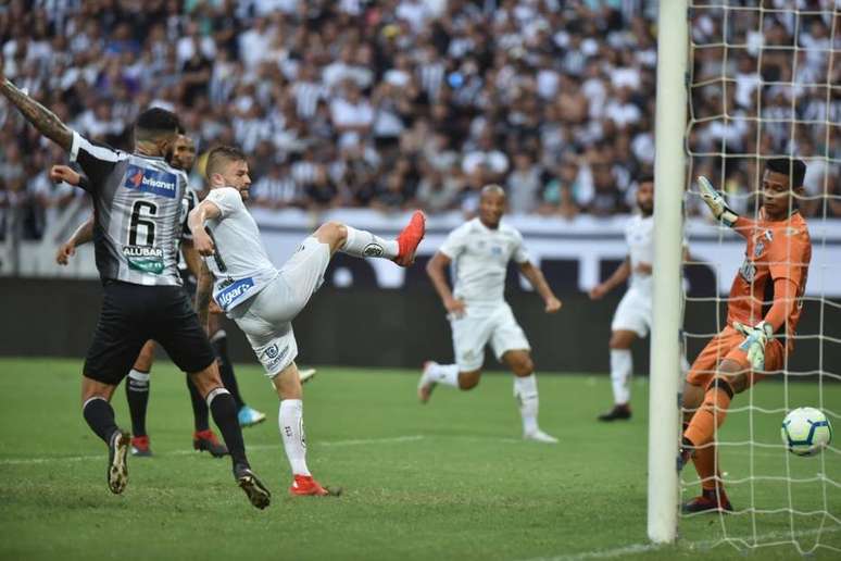 Eduardo Sasha fez o único gol na vitória do Santos sobre o Ceará por 1 a 0 na Arena Castelão