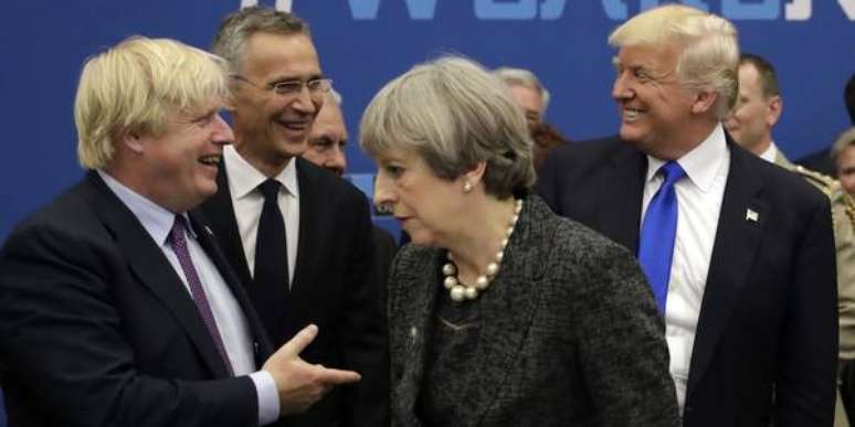 Trump inicia viagem à GB às vésperas da saída de Theresa May