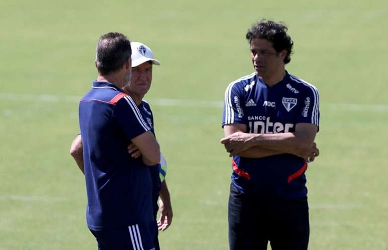 Cuca conversa com Raí e Vagner Mancini durante treino - FOTO: Rubens Chiri/saopaulofc.net