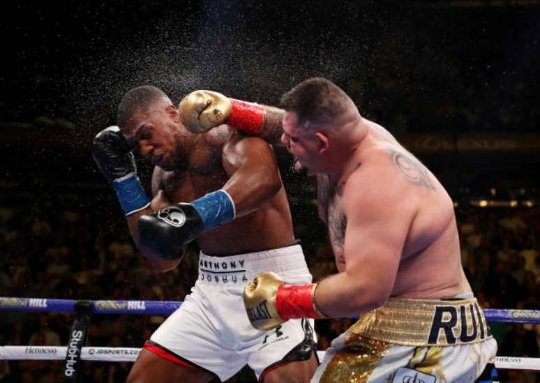 Andy Ruiz fez história ao bater Joshua e conquistar quatro cinturões no peso pesado (Foto: Getty Images/UFC)