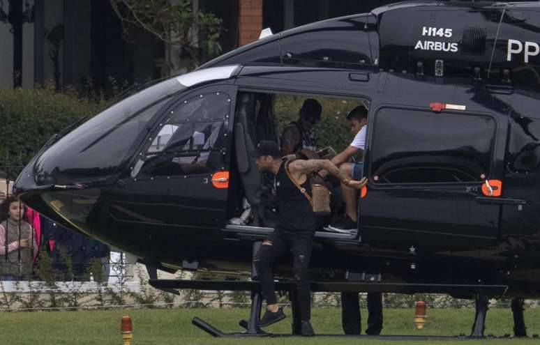 Neymar, de helicóptero, retornou a Granja Comary neste domingo (Foto: AFP)