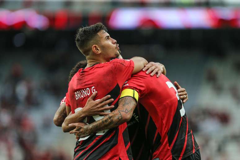 Lucho Gonzalez (D), do Atlhetico Paranaense, comemora o seu gol durante partida contra o Fluminense válida pela 7ª rodada do Campeonato Brasileiro 2019, na Arena da Baixada, em Curitiba, neste domingo (02)