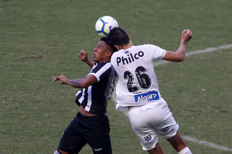 Bergson, do Cear&aacute;, disputa lance com Aguilar, do Santos, em partida v&aacute;lida pela 7&ordf; rodada do Campeonato Brasileiro 2019, na Arena Castel&atilde;o, em Fortaleza, neste domingo